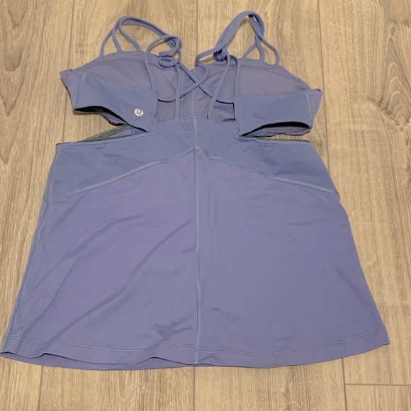 Lululemon tank top with built-in bra and cutout sides - Picture 3 of 4
